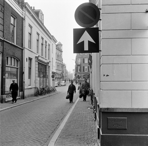 125606 Gezicht in de Servetstraat te Utrecht, met op de voorgrond een verkeersbord ter aanduiding van de (verplichte) ...